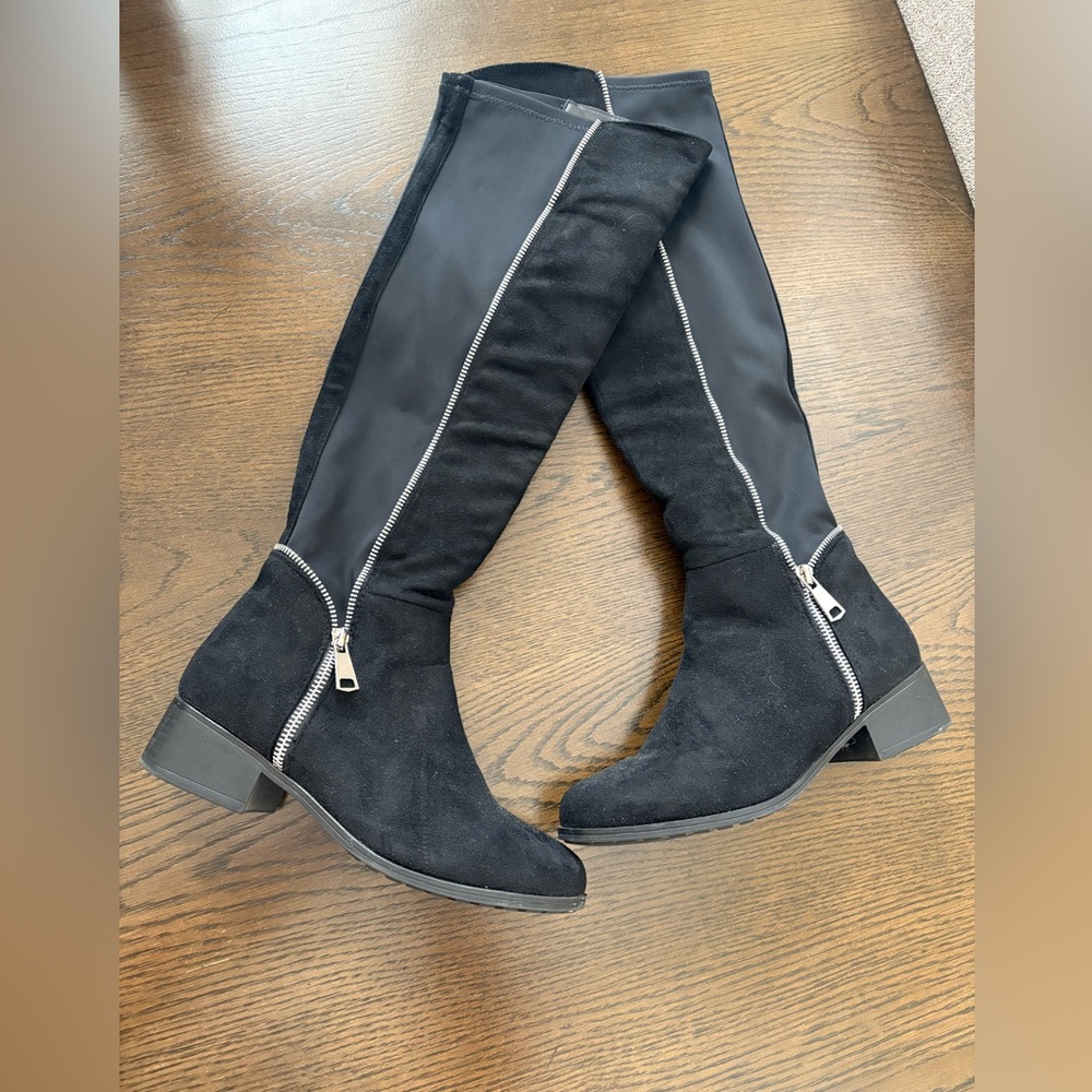 Black Knee-High Boots with Zipper. Truffle Collection